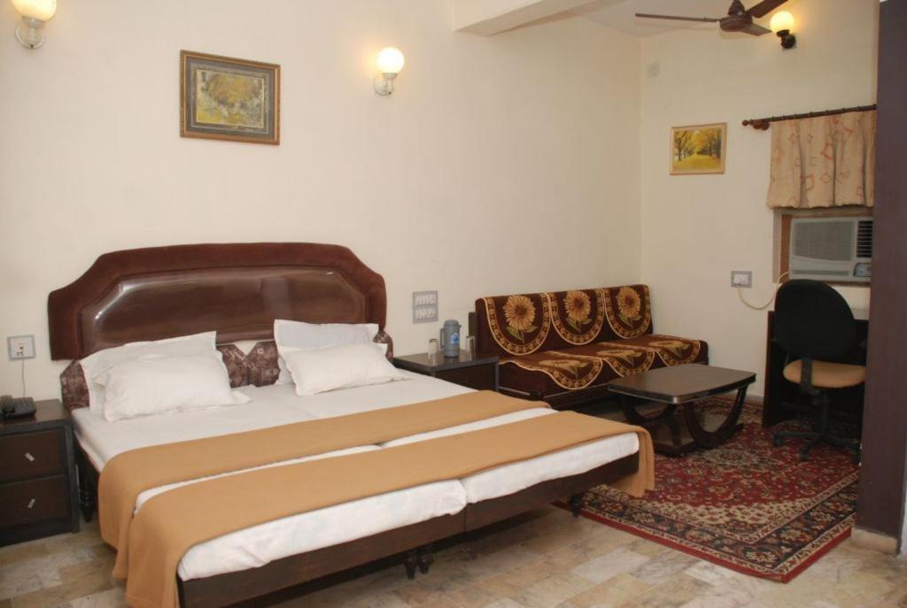 Royal Hotel Ahmedabad Exterior foto